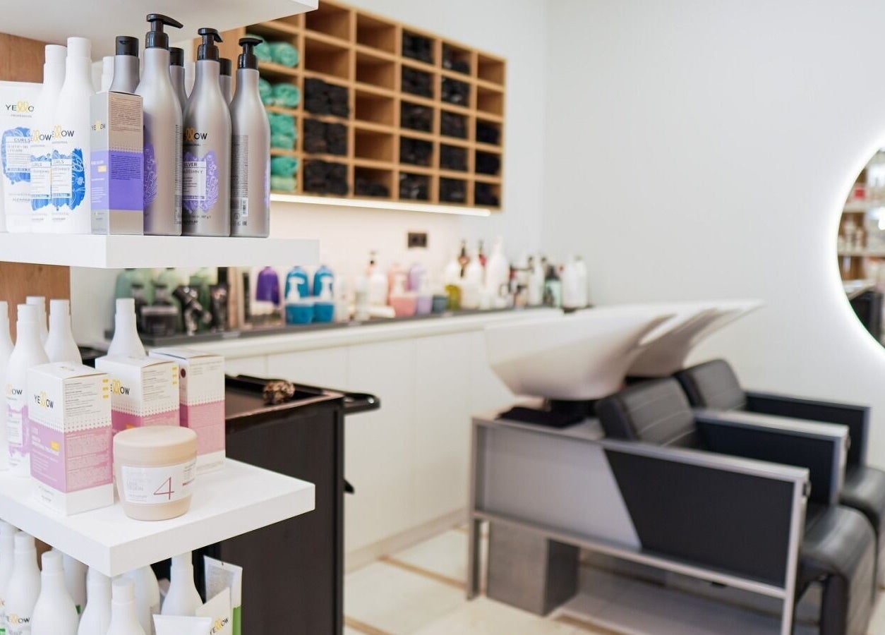 Εσωτερικό του Strataras στο Ηράκλειο, GR με είδη κομμωτηρίου σε ράφια.