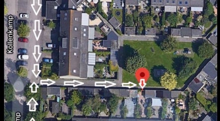Luchtfoto van De Barberschuur Leusden locatie in Leusden, Utrecht, NL met duidelijke routeaanwijzing.