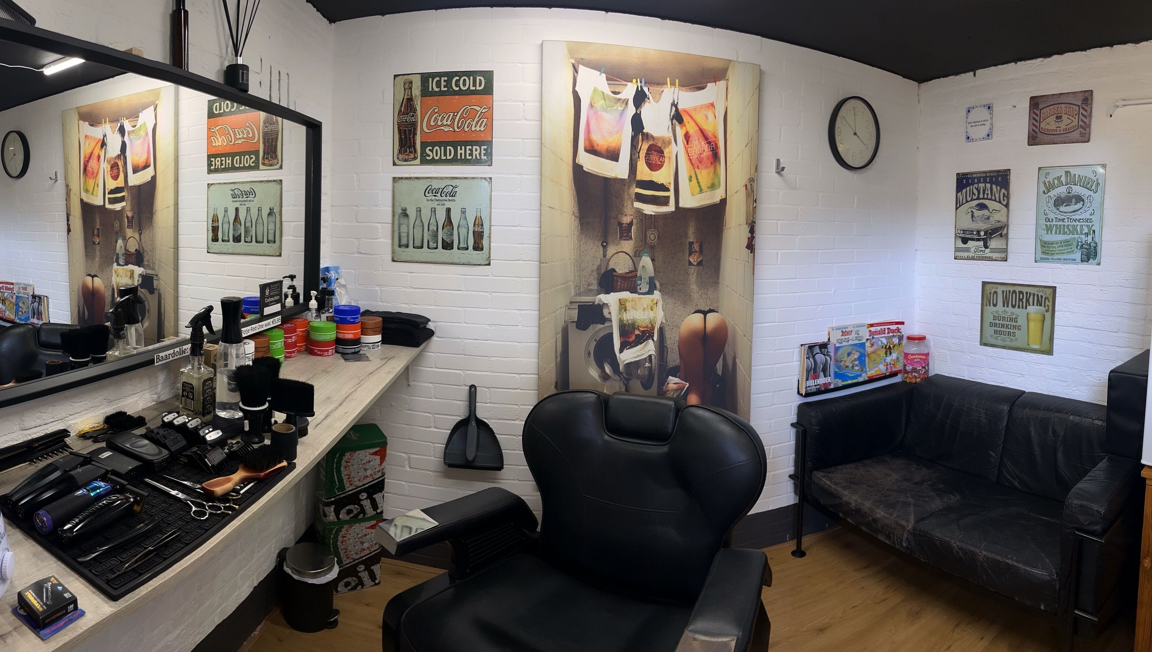 Interieur van De Barberschuur Leusden met retro decoraties, Leusden, Utrecht, NL.