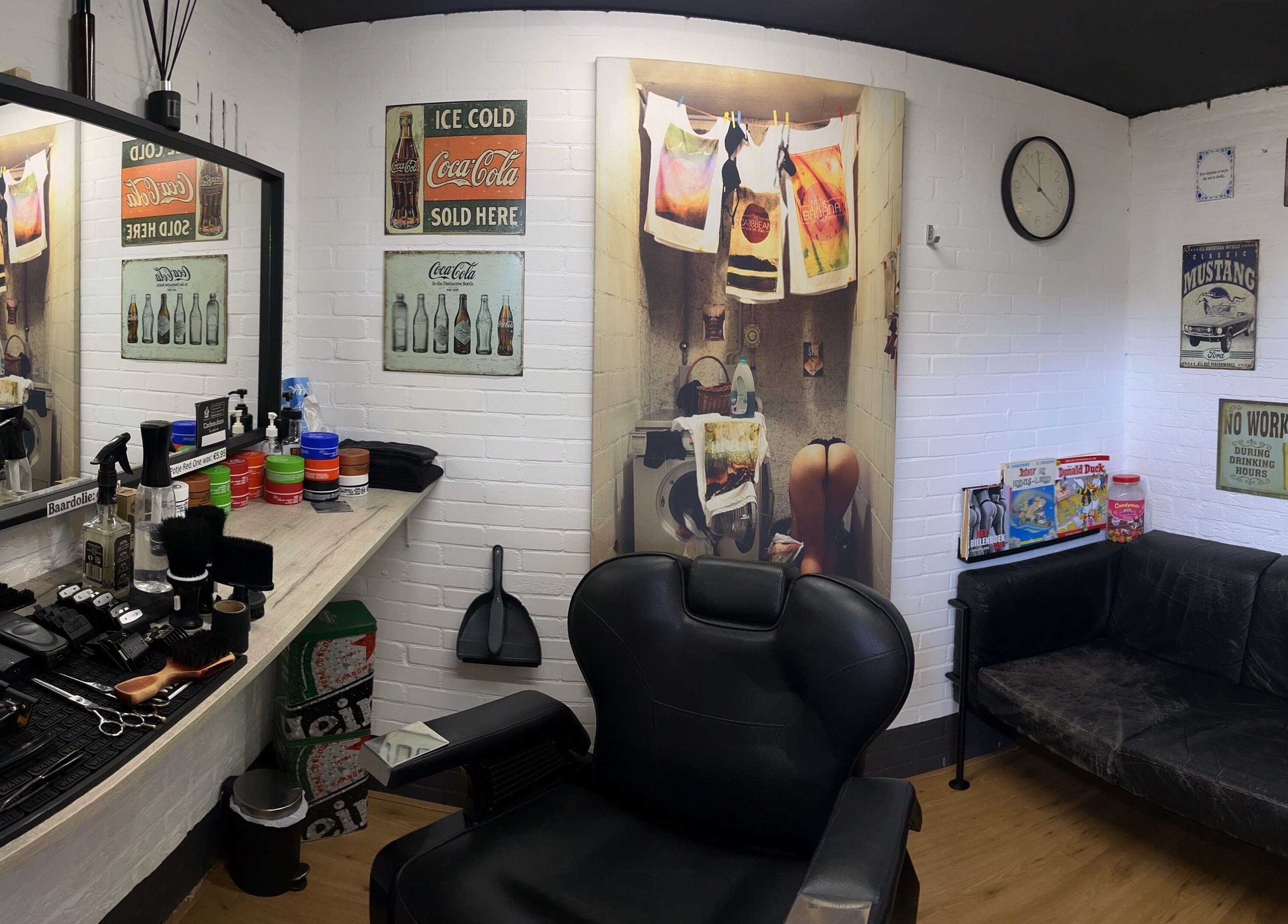 Interieur van De Barberschuur Leusden met retro decoraties, Leusden, Utrecht, NL.