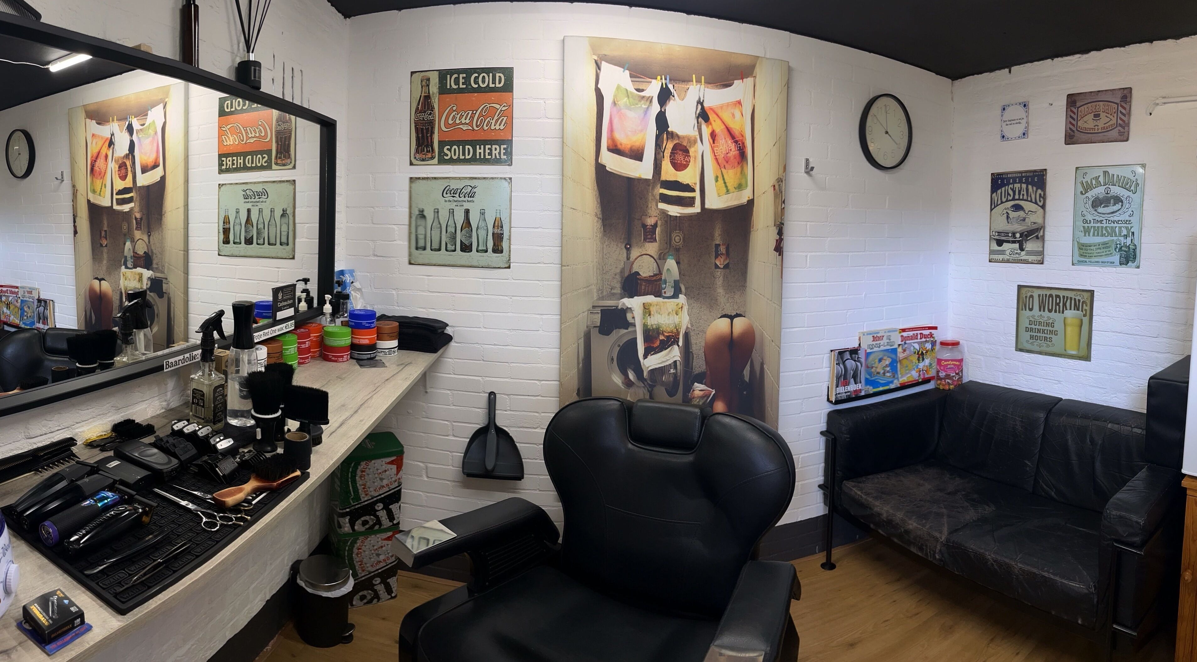 Interieur van De Barberschuur Leusden met retro decoraties, Leusden, Utrecht, NL.