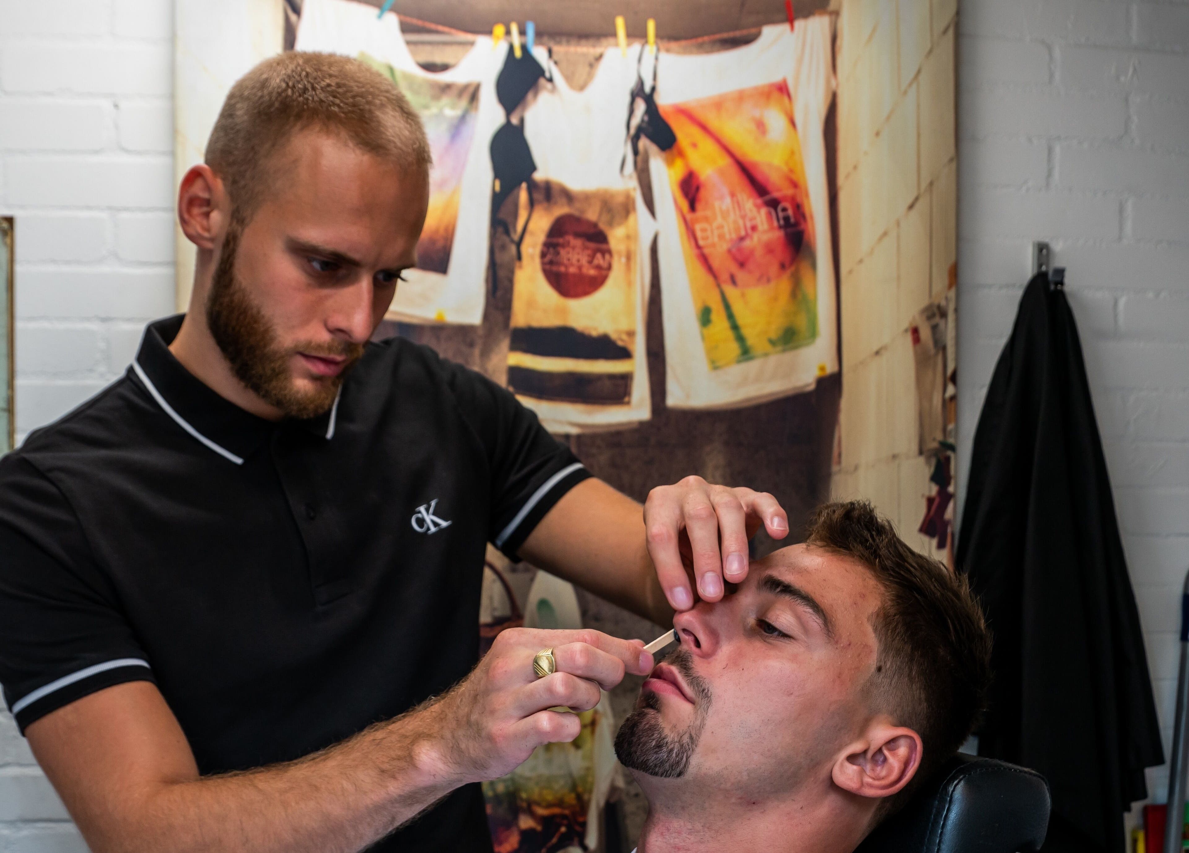 Barbier trimt klant bij De Barberschuur Leusden, Leusden, Utrecht, NL. Persoonlijke verzorging in een sfeervolle sfeer.