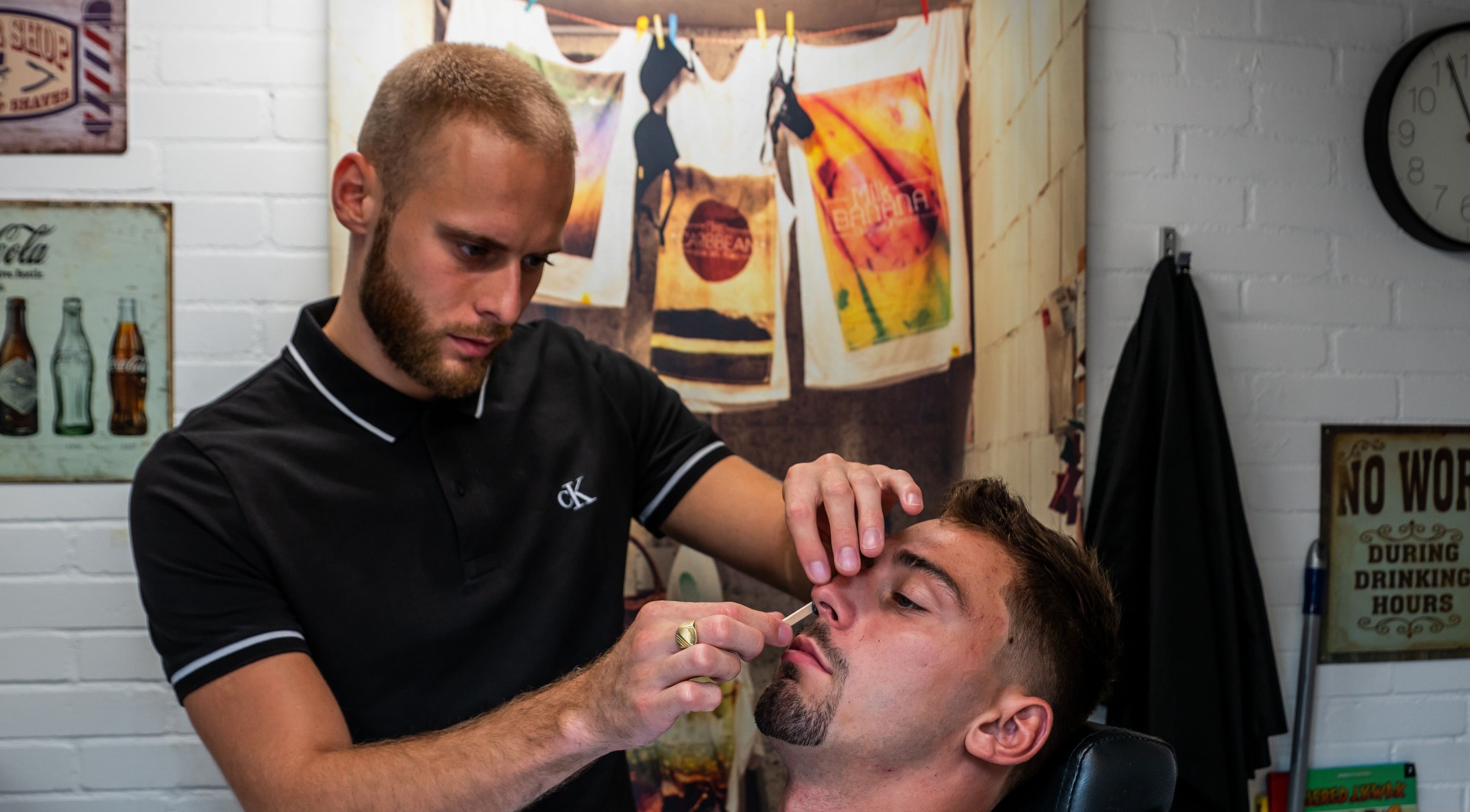 Barbier trimt klant bij De Barberschuur Leusden, Leusden, Utrecht, NL. Persoonlijke verzorging in een sfeervolle sfeer.