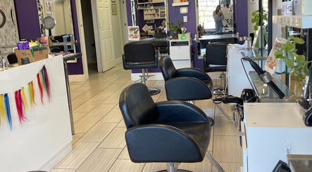 Modern seating at Si Salon and Spa, Edmonton, Alberta, CA with stylish decor and vibrant atmosphere.
