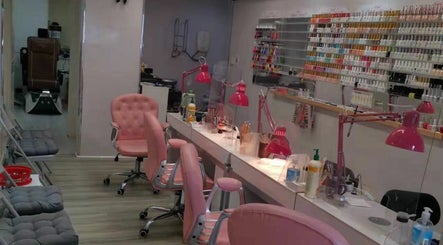 Top nail & Spa image 2