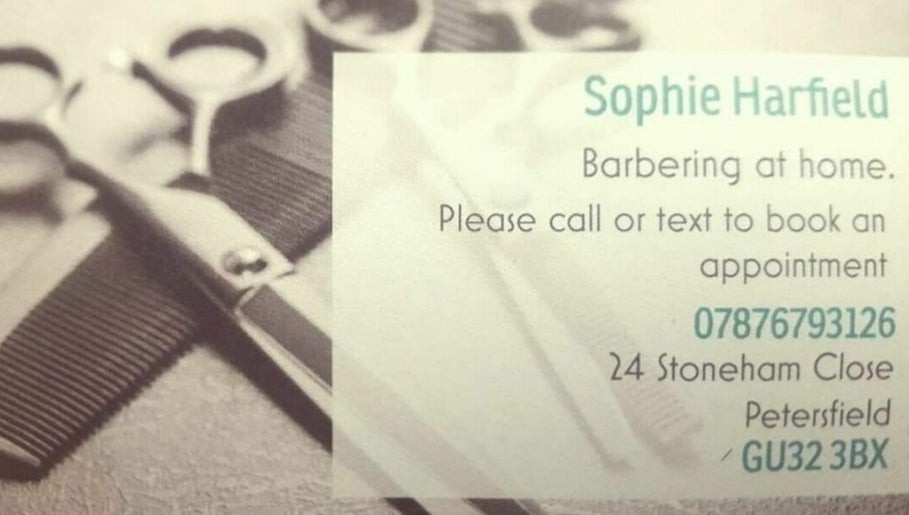 Sophie Harfield Barbering At Home billede 1