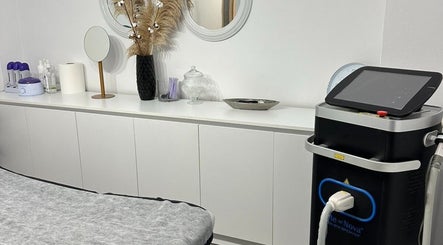 Κομψός χώρος θεραπείας στο Mixcoco Ηράκλειο Κρήτης, Ηράκλειο, GR με σύγχρονα μηχανήματα ομορφιάς.