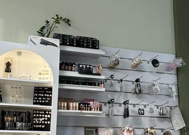 Κομψό ράφι ομορφιάς στο Mixcoco Ηράκλειο Κρήτης, Ηράκλειο, GR με προϊόντα και αξεσουάρ.