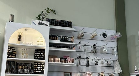 Κομψό ράφι ομορφιάς στο Mixcoco Ηράκλειο Κρήτης, Ηράκλειο, GR με προϊόντα και αξεσουάρ.