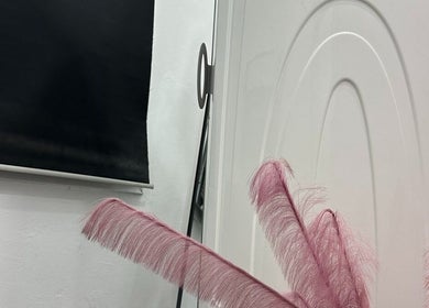 Διακόσμηση με ροζ φτερά στο Mixcoco Ηράκλειο Κρήτης, Ηράκλειο, GR. Στιλάτος εσωτερικός χώρος.