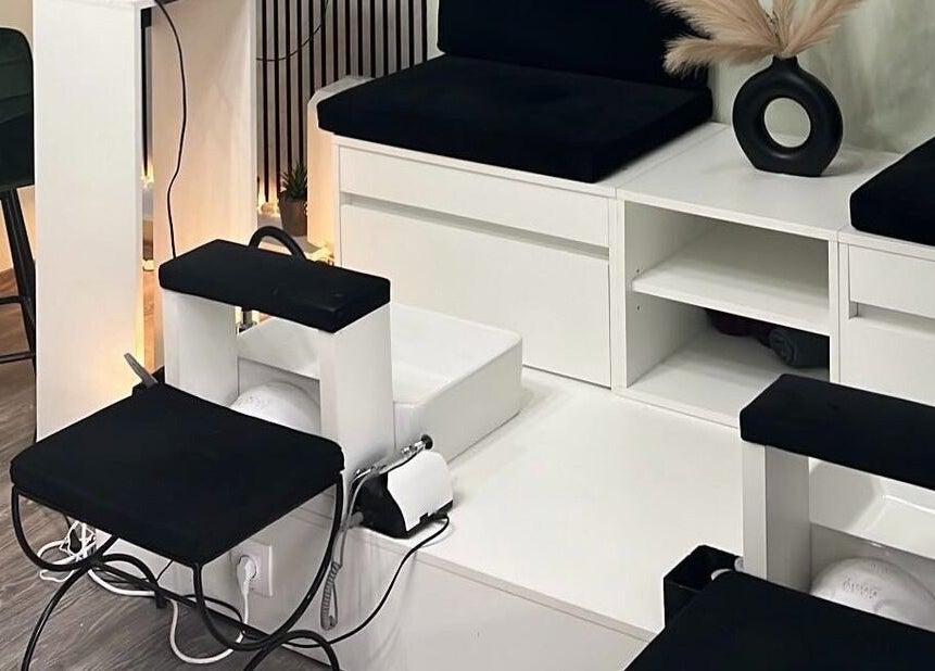 Σαλόνι μανικιούρ-πεντικιούρ στο Mixcoco Ηράκλειο Κρήτης, Ηράκλειο, GR με κομψή λευκή διακόσμηση.