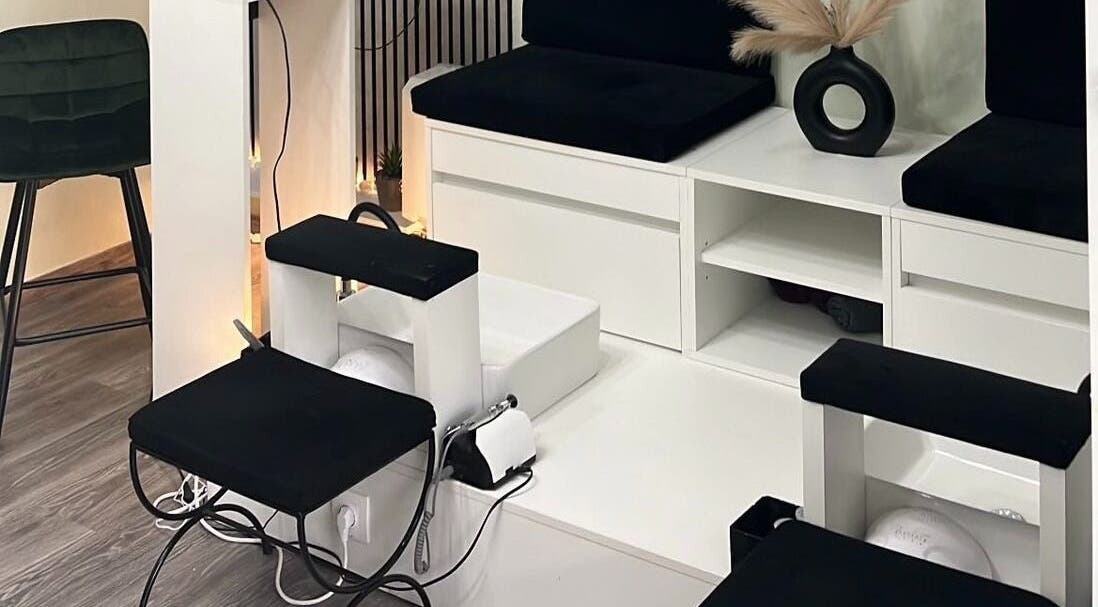 Σαλόνι μανικιούρ-πεντικιούρ στο Mixcoco Ηράκλειο Κρήτης, Ηράκλειο, GR με κομψή λευκή διακόσμηση.