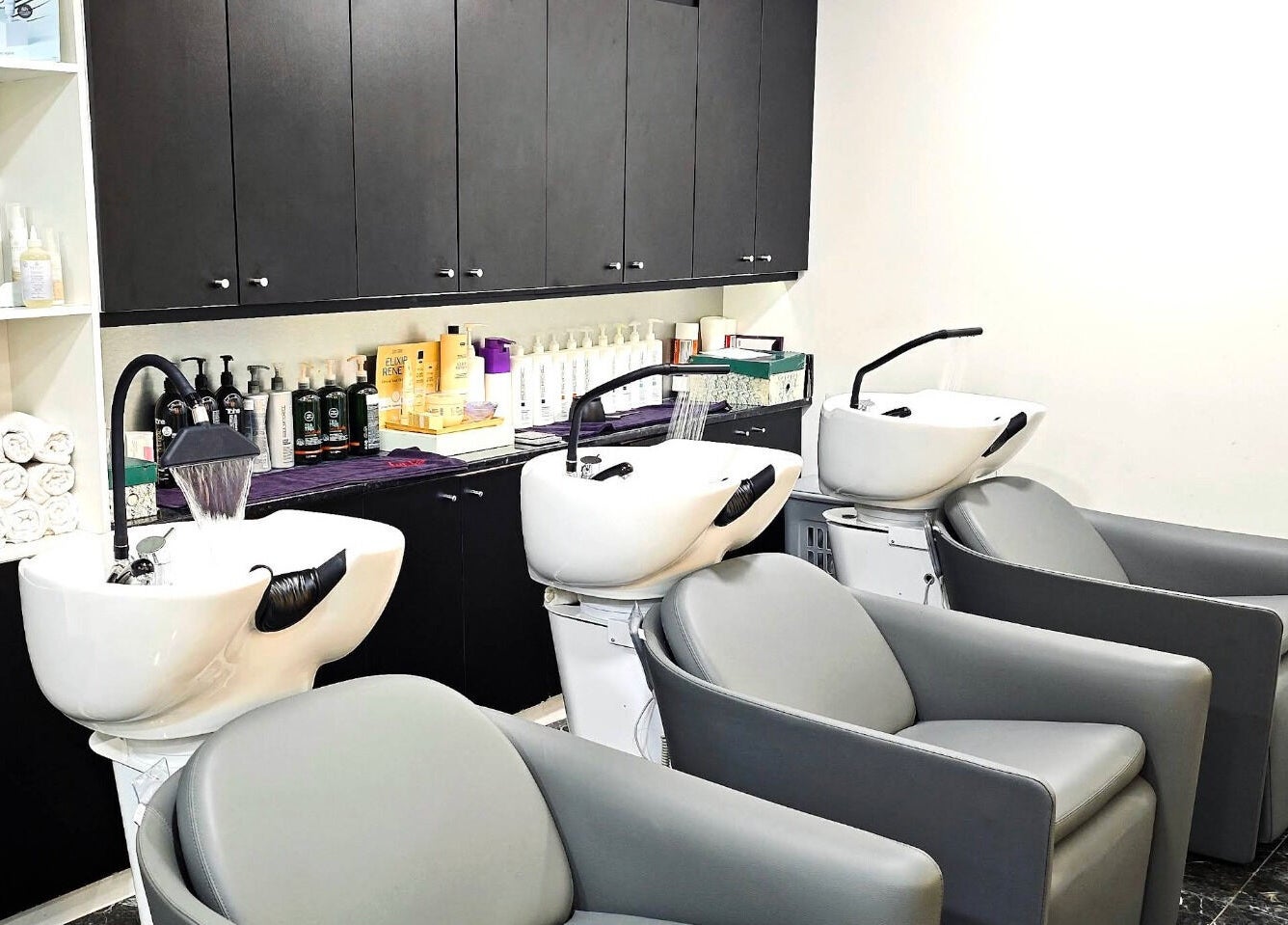 Sala de lavagem de cabelo em Kool Dream Lda, Lisboa, Lisboa, PT, com poltronas cinzentas e lavatórios modernos.