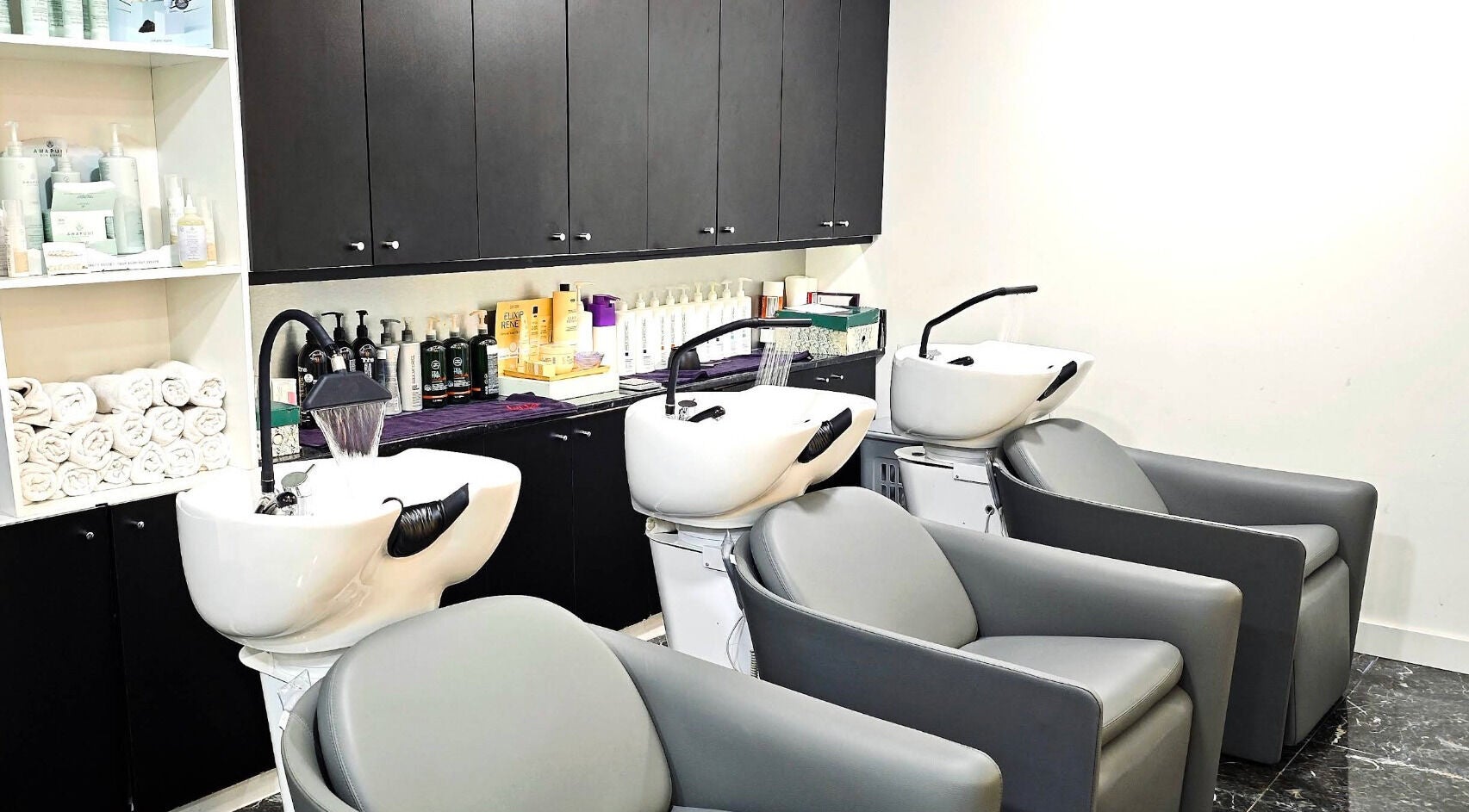 Sala de lavagem de cabelo em Kool Dream Lda, Lisboa, Lisboa, PT, com poltronas cinzentas e lavatórios modernos.