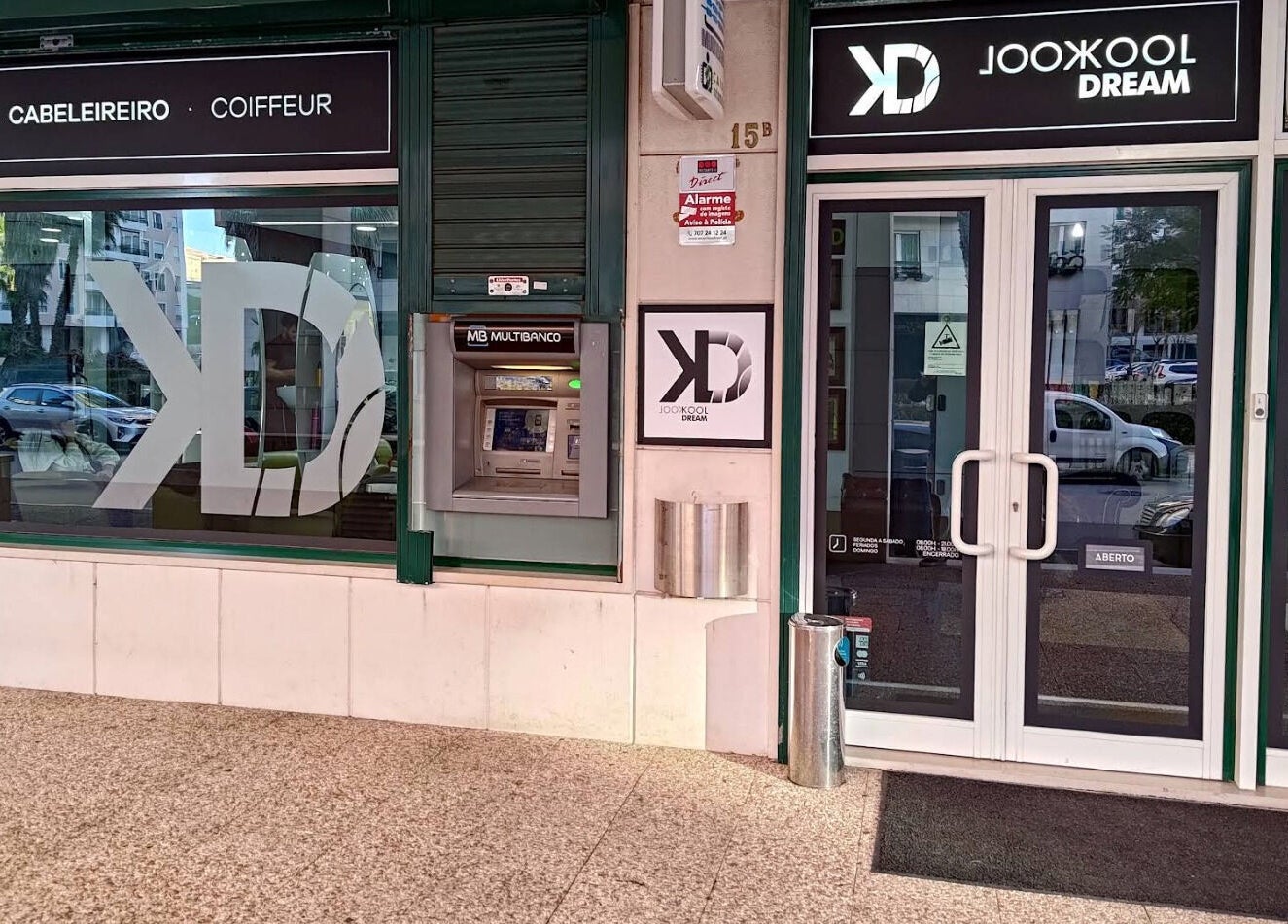 Entrada sofisticada da Kool Dream Lda em Lisboa, Lisboa, PT, com fachada e caixa Multibanco.