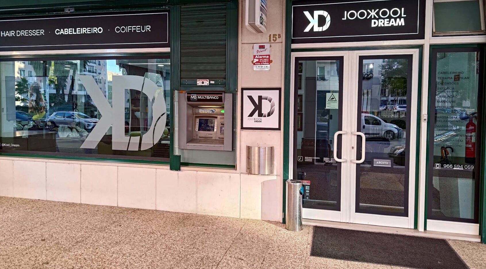 Entrada sofisticada da Kool Dream Lda em Lisboa, Lisboa, PT, com fachada e caixa Multibanco.