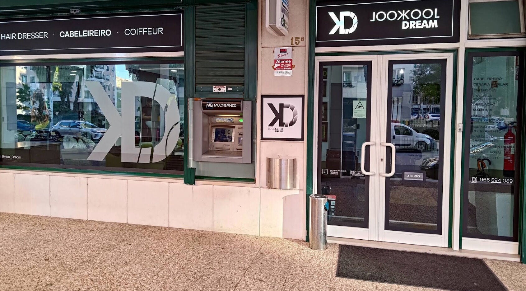 Entrada sofisticada da Kool Dream Lda em Lisboa, Lisboa, PT, com fachada e caixa Multibanco.