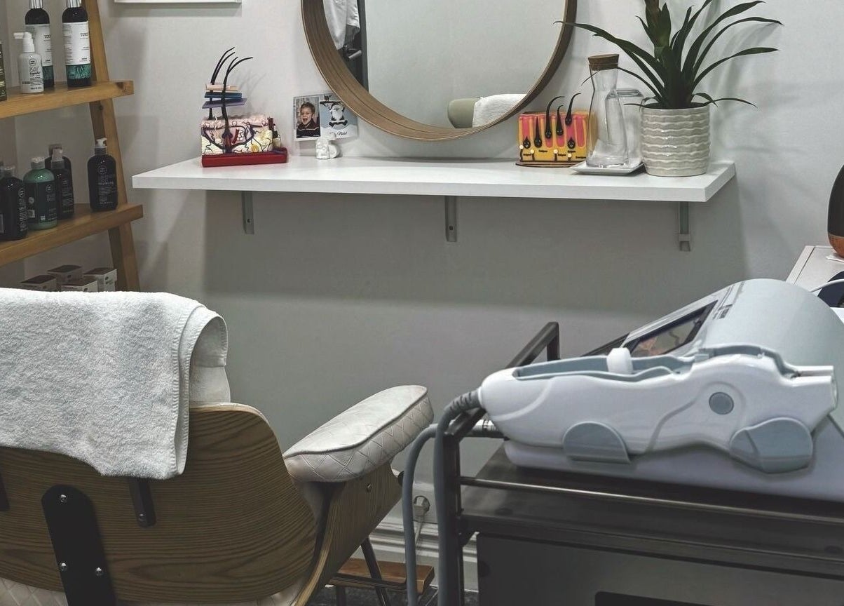 Espaço moderno da Kool Dream Lda, Lisboa, Lisboa, PT com cadeira e prateleiras de produtos de beleza.