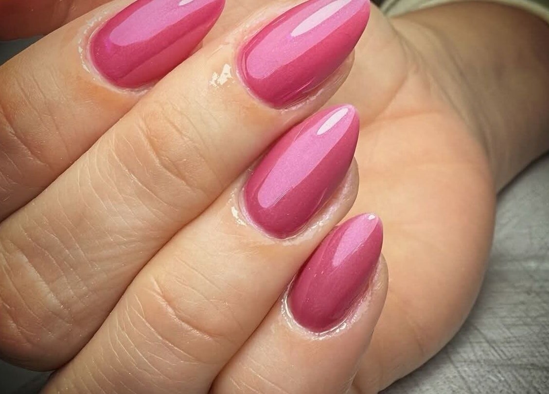 Unhas rosas brilhantes no Kool Dream Lda em Lisboa, Lisboa, PT, destacando beleza e cuidado.