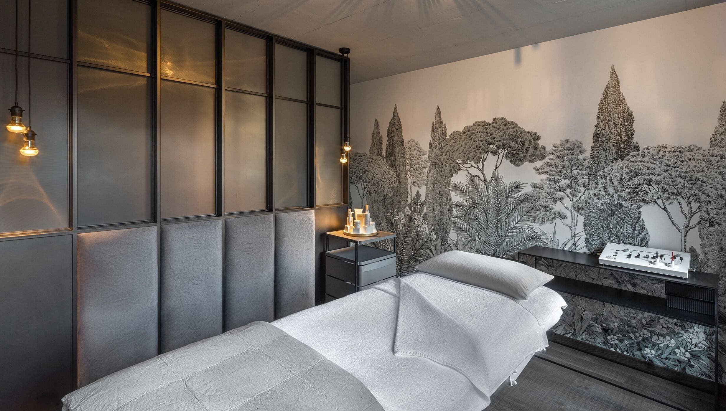 Salle de soins relaxante à Maison de Beauté Fabien Carrichon, Lutry, Vaud, CH, avec lit de massage confortable.