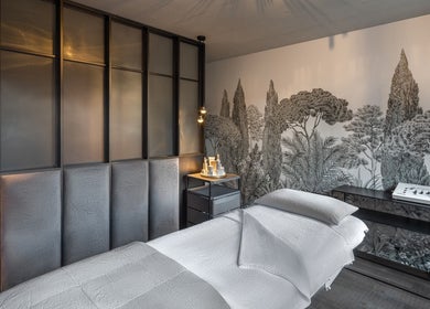 Salle de soins relaxante à Maison de Beauté Fabien Carrichon, Lutry, Vaud, CH, avec lit de massage confortable.