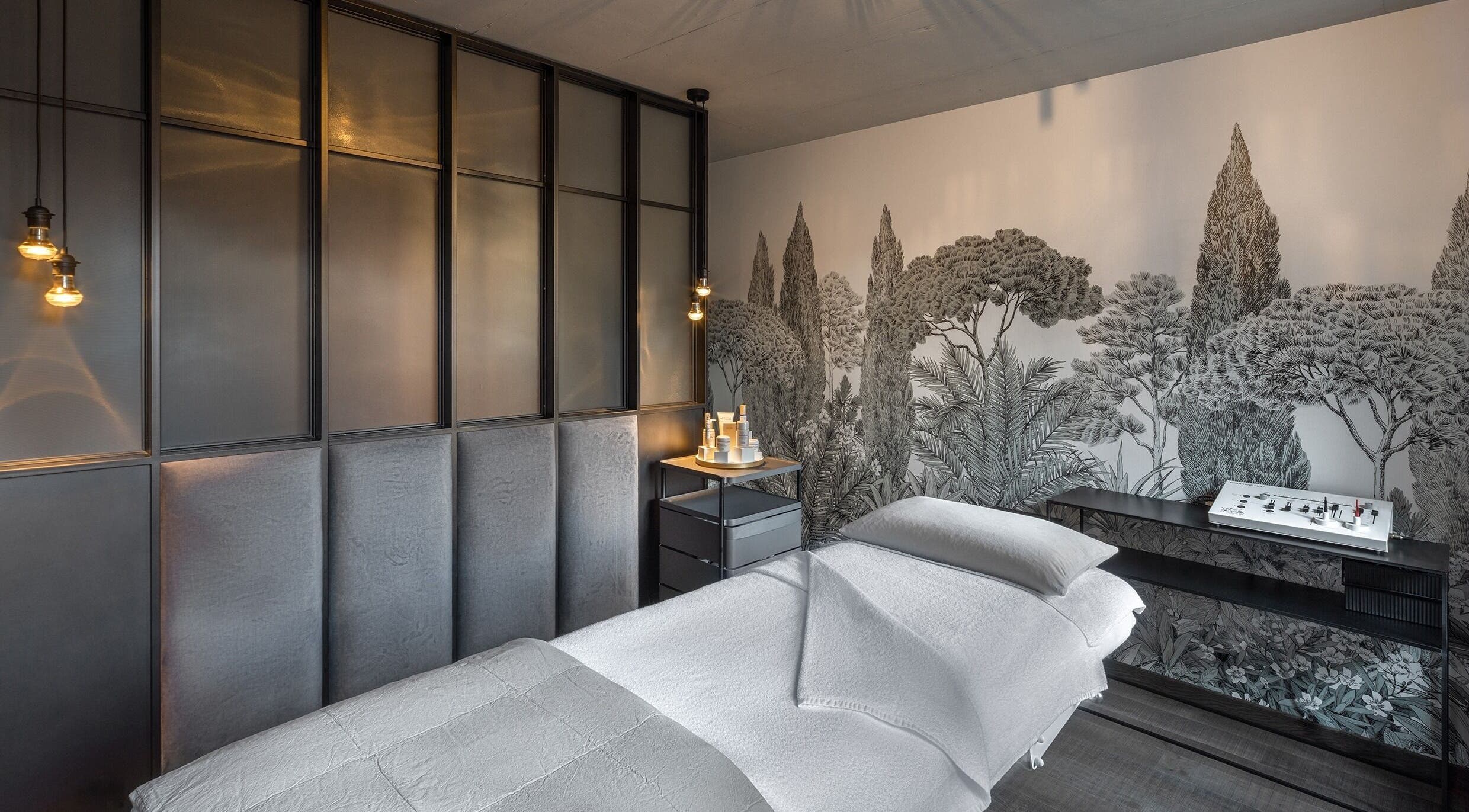 Salle de soins relaxante à Maison de Beauté Fabien Carrichon, Lutry, Vaud, CH, avec lit de massage confortable.