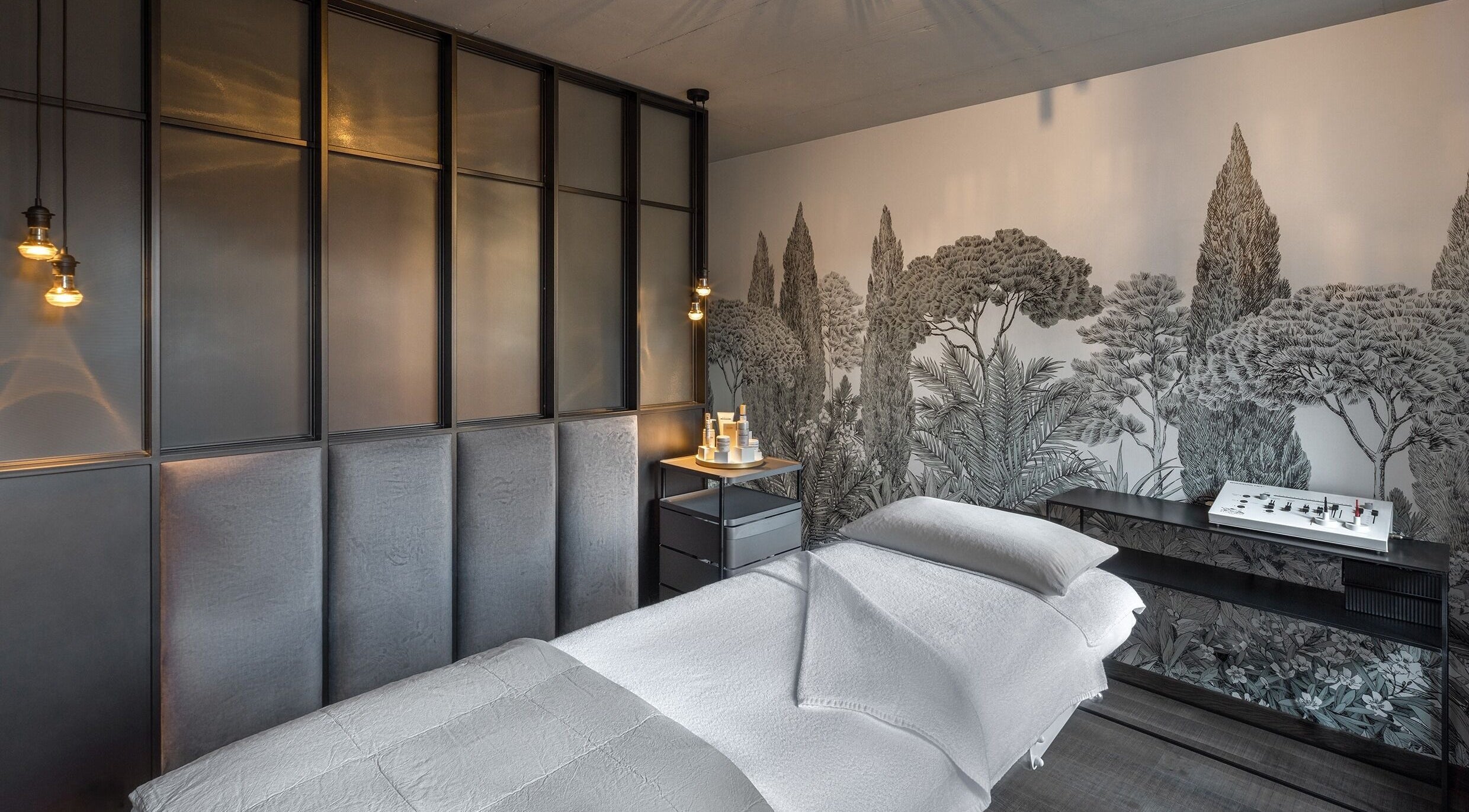 Salle de soins relaxante à Maison de Beauté Fabien Carrichon, Lutry, Vaud, CH, avec lit de massage confortable.