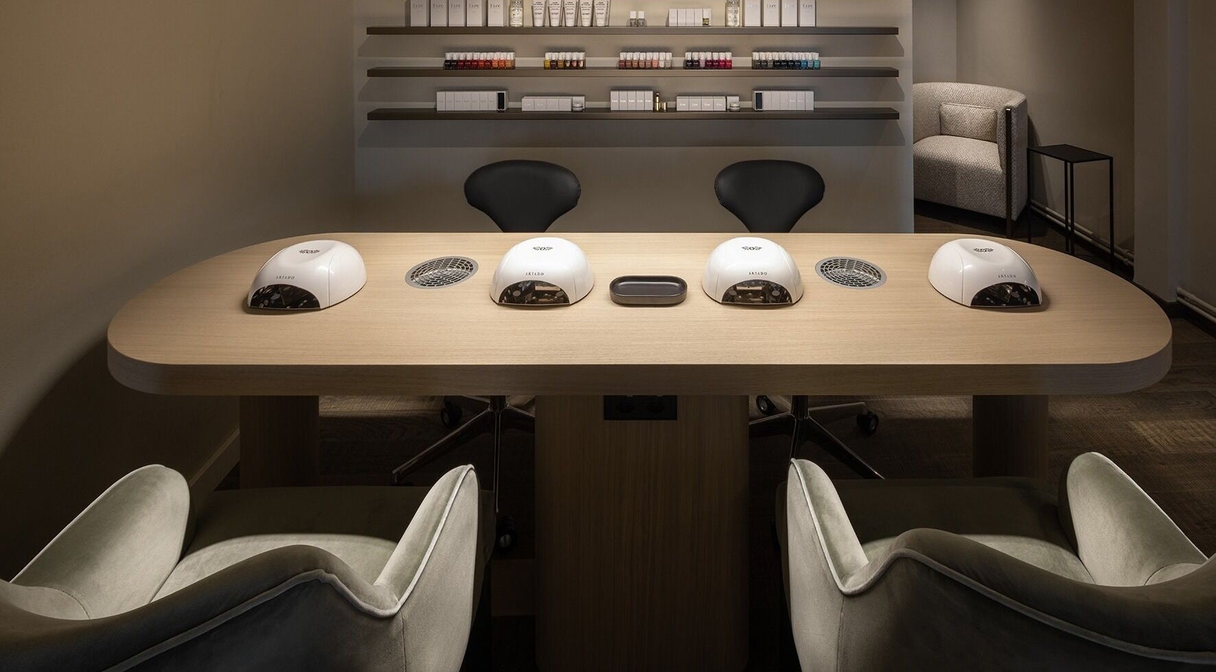 Station de manucure moderne à Maison de Beauté Fabien Carrichon, Lutry, Vaud, CH.