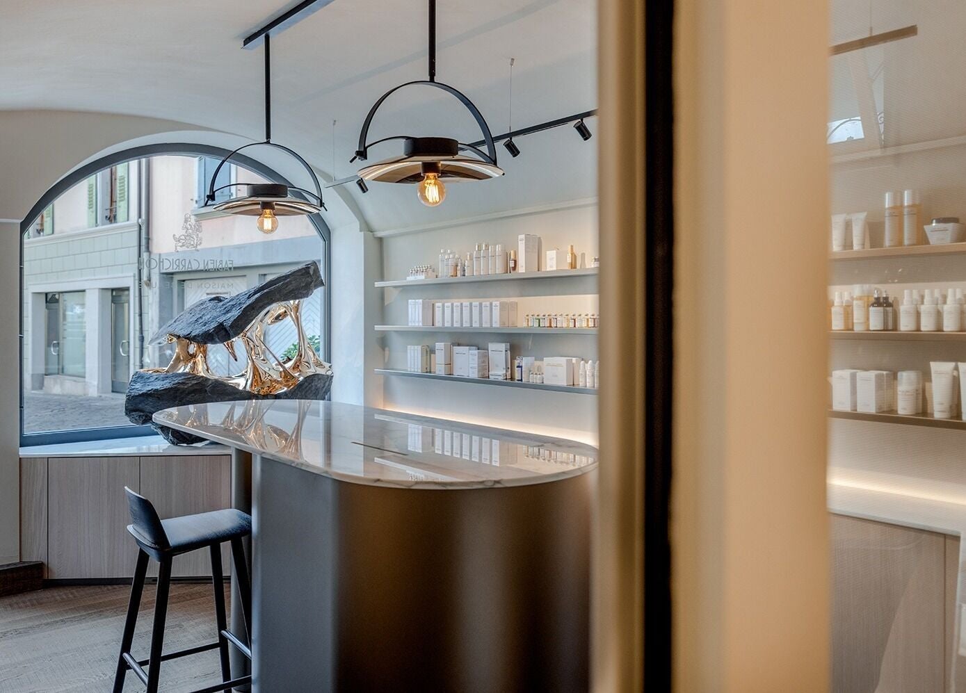 Intérieur moderne de Maison de Beauté Fabien Carrichon à Lutry, Vaud, CH avec meubles élégants.