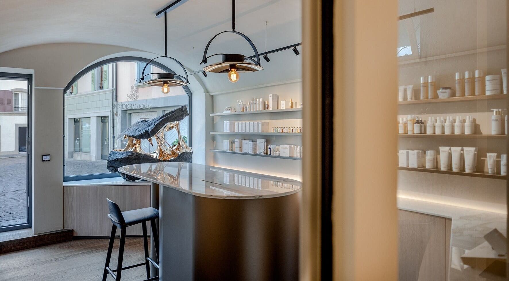 Intérieur moderne de Maison de Beauté Fabien Carrichon à Lutry, Vaud, CH avec meubles élégants.