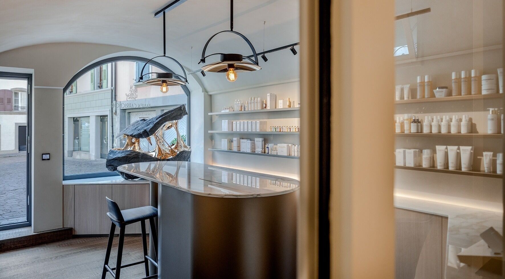 Intérieur moderne de Maison de Beauté Fabien Carrichon à Lutry, Vaud, CH avec meubles élégants.
