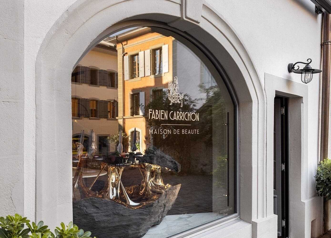 Façade raffinée de Maison de Beauté Fabien Carrichon à Lutry, Vaud, CH, reflet élégant et accueillant.