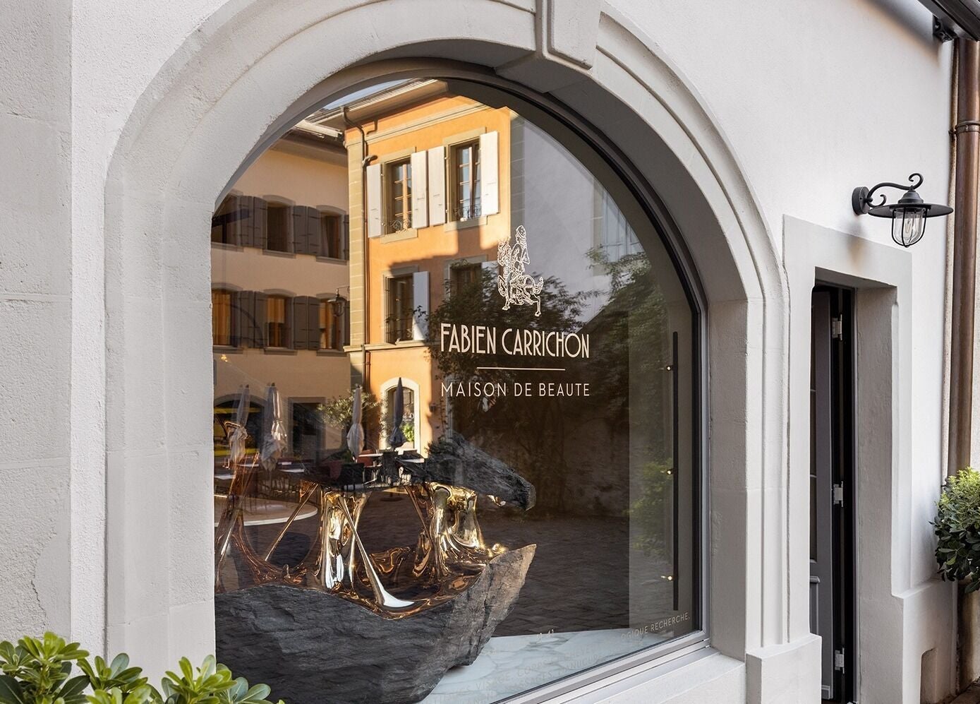 Façade raffinée de Maison de Beauté Fabien Carrichon à Lutry, Vaud, CH, reflet élégant et accueillant.