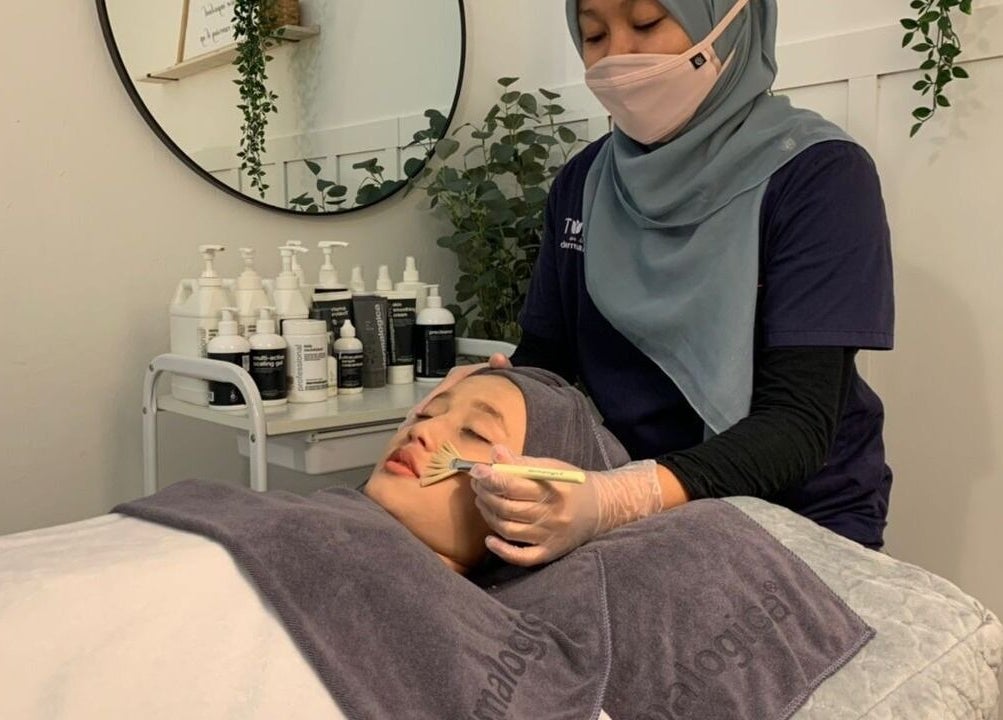 Relaxing facial treatment in progress at Tulip Spa and Beauty Seri Iskandar, Seri Iskandar, Perak, MY.