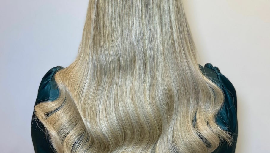 Cara Hillidge Hair Extensions & Hair by Del Beckett изображение 1