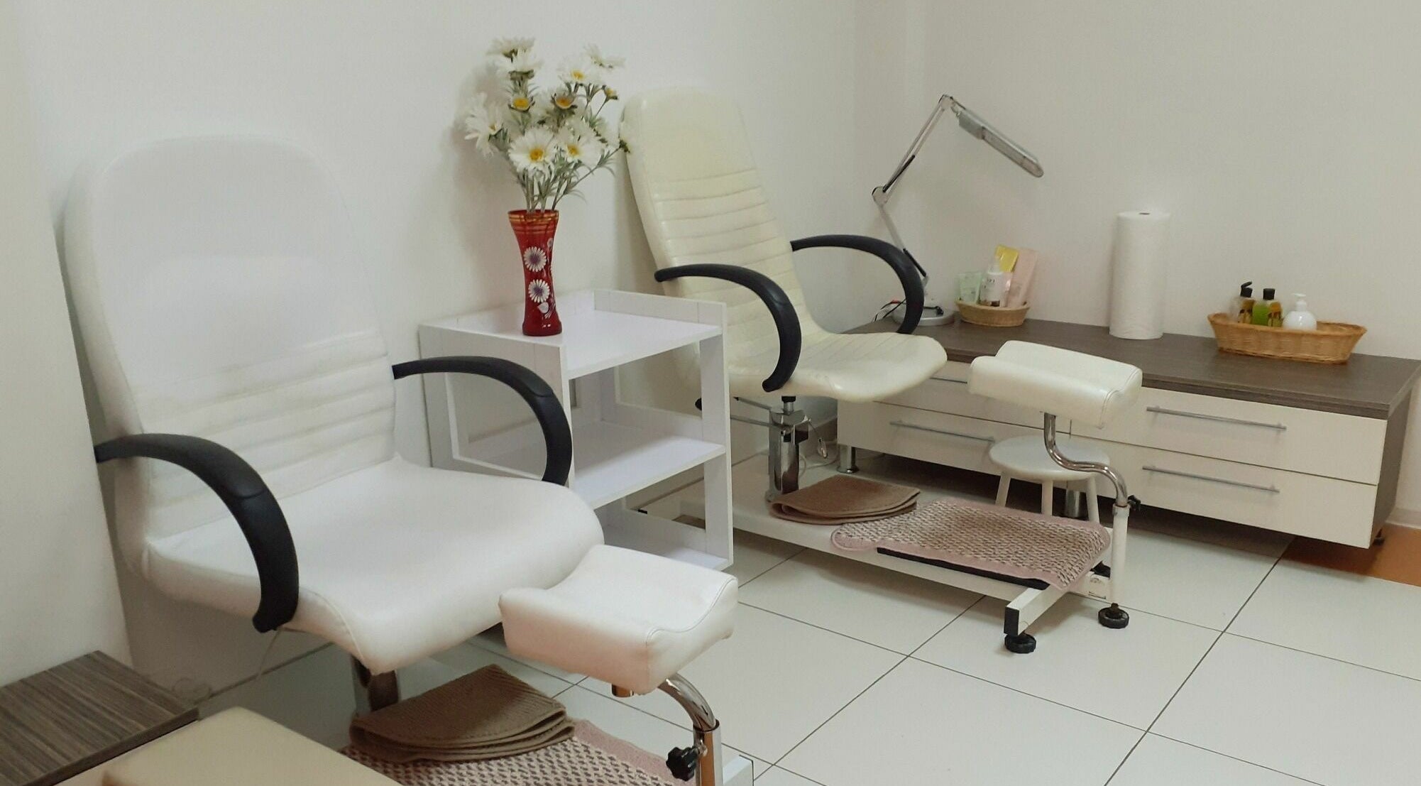 Scaune confortabile în salonul Diva Salon, Chișinău, Chișinău, MD, ideale pentru relaxare și tratamente de înfrumusețare.