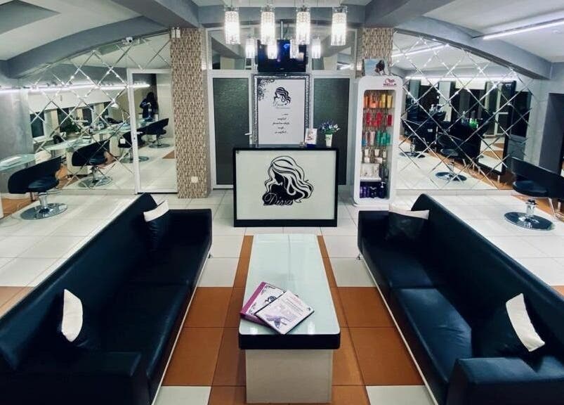 Interiorul sofisticat al Diva Salon din Chișinău, Chișinău, MD, cu oglinzi și scaune moderne.