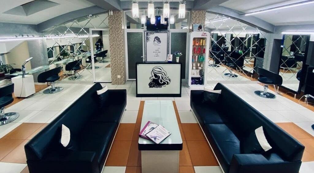 Interiorul sofisticat al Diva Salon din Chișinău, Chișinău, MD, cu oglinzi și scaune moderne.