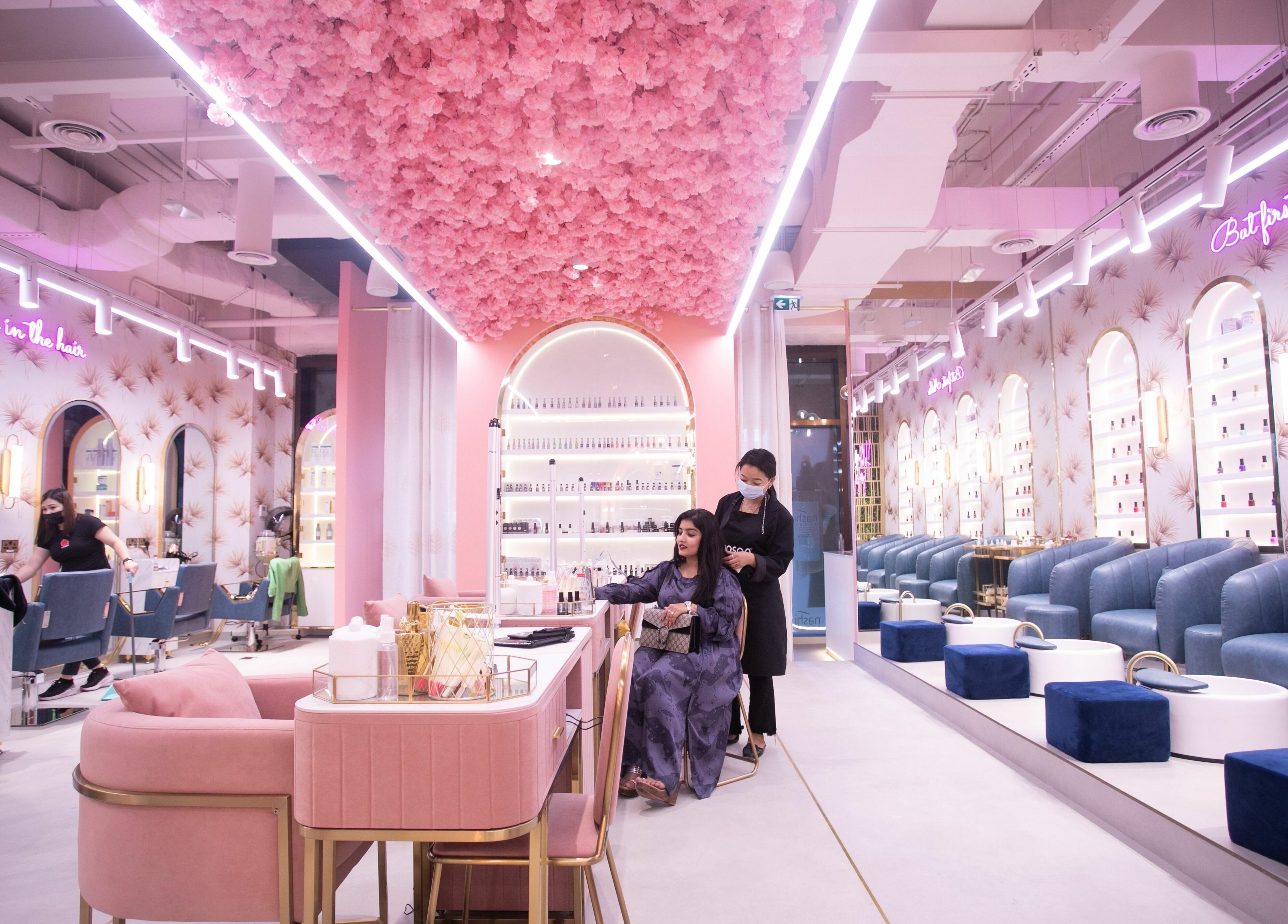 Luxurious interior of Flaunt Beauty Lounge, Dubai, Dubai, AE with pink decor and seating area.