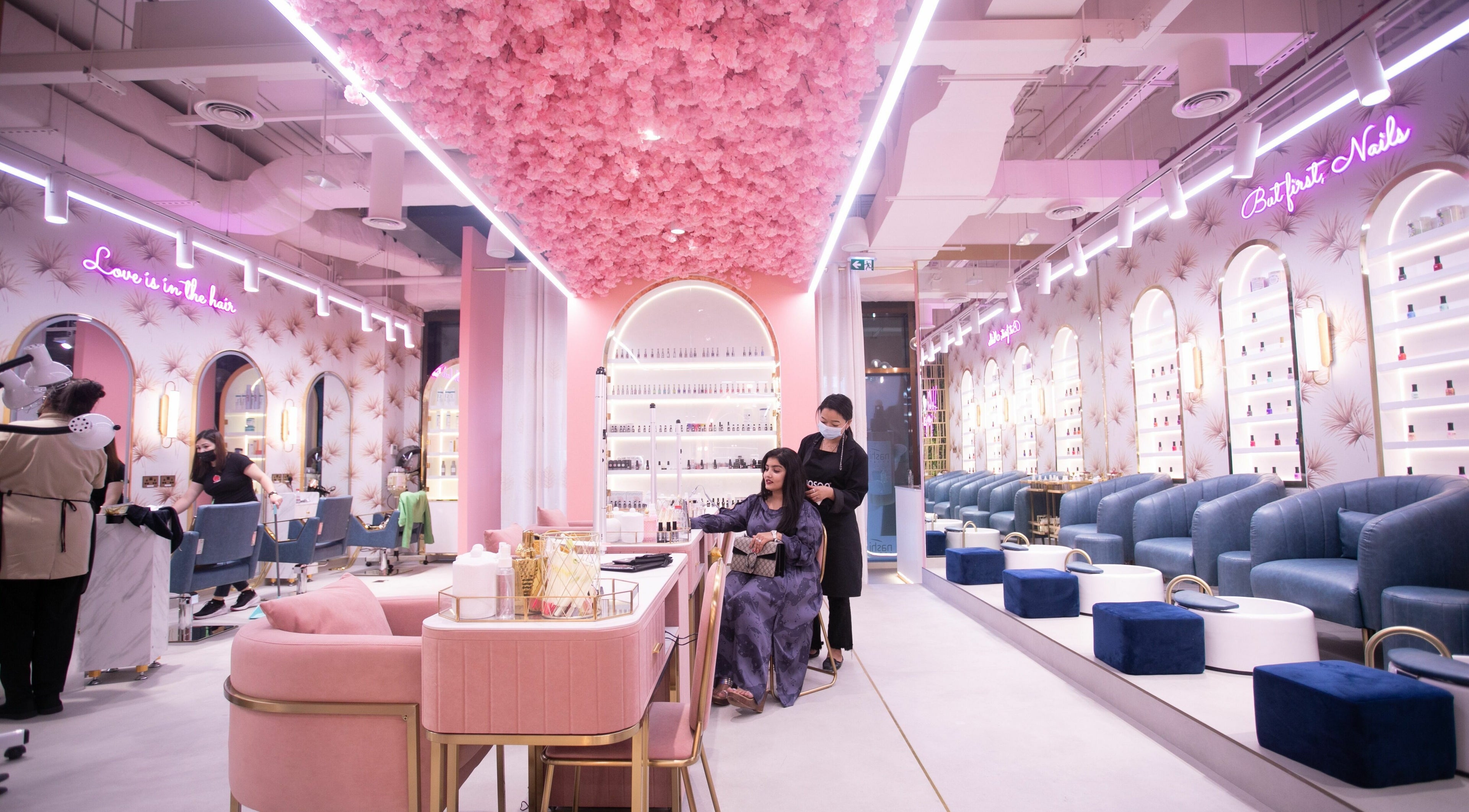 Luxurious interior of Flaunt Beauty Lounge, Dubai, Dubai, AE with pink decor and seating area.