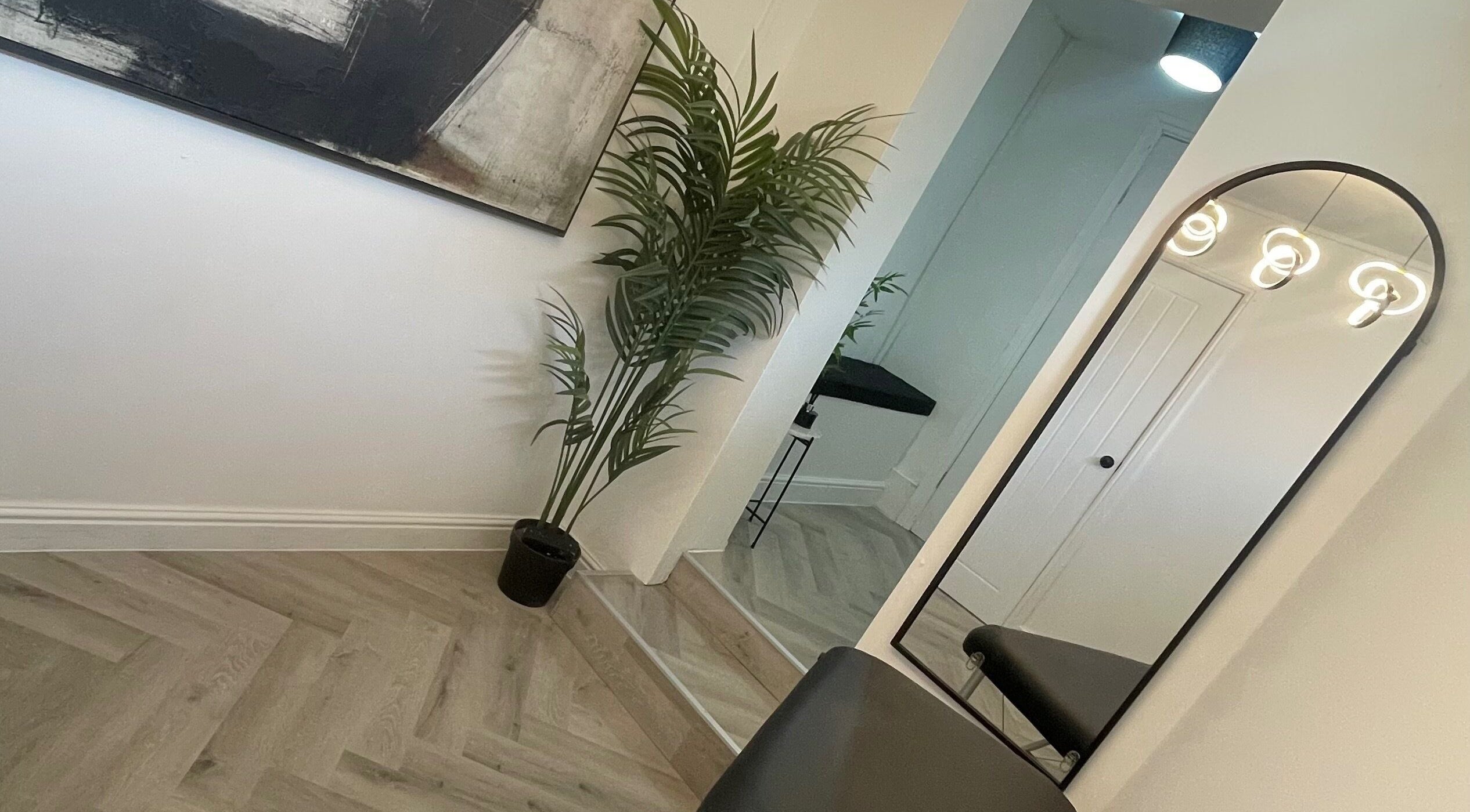 Modern interior with chic mirror at Mediskin - Liverpool, Prescot, England, GB.