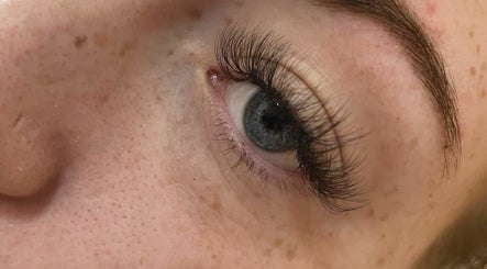 Lashes&brows by Becca image 2