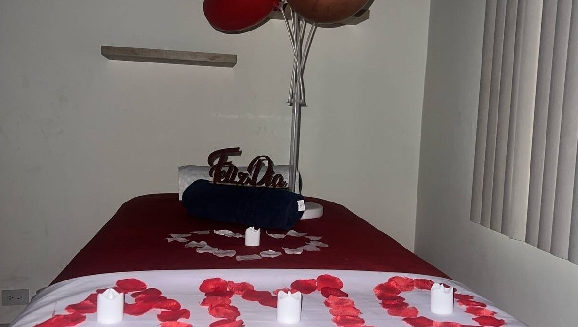 Ambiente romántico en Aqualuna Spa Provenza, Medellín, Antioquia, CO, decorado con pétalos y velas.