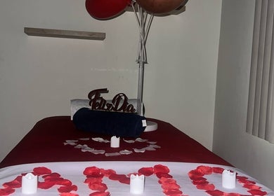 Ambiente romántico en Aqualuna Spa Provenza, Medellín, Antioquia, CO, decorado con pétalos y velas.