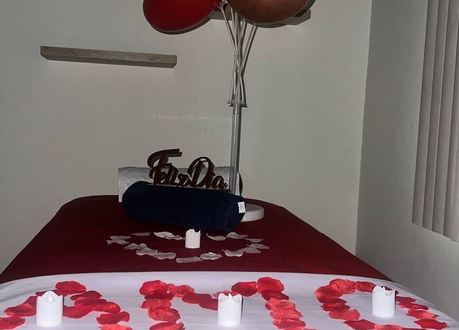 Ambiente romántico en Aqualuna Spa Provenza, Medellín, Antioquia, CO, decorado con pétalos y velas.