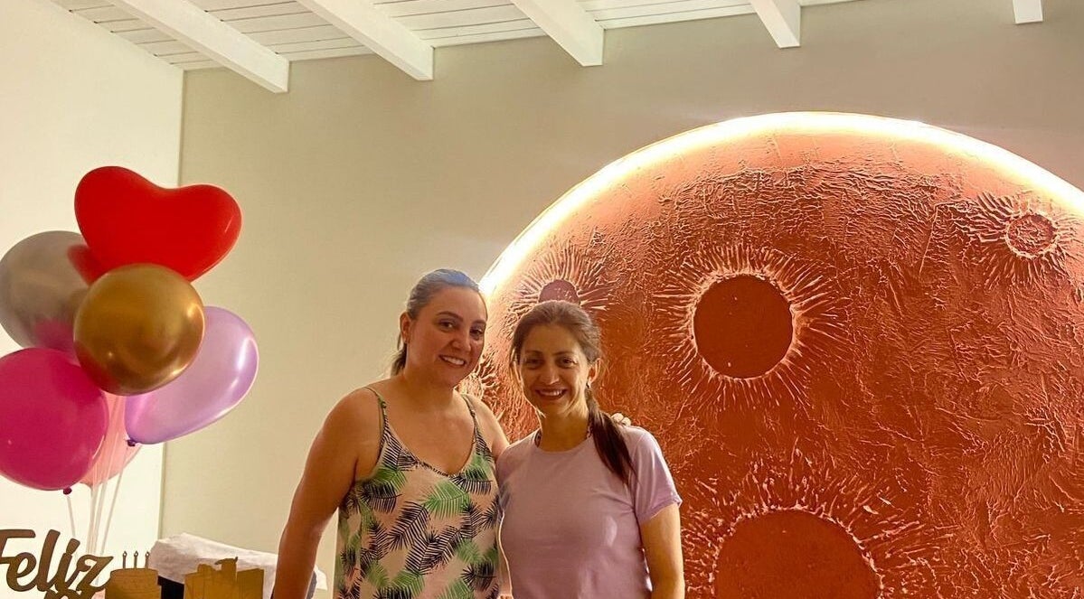 Evento festivo en Aqualuna Spa Provenza, Medellín, Antioquia, CO, con decoración de globos coloridos.