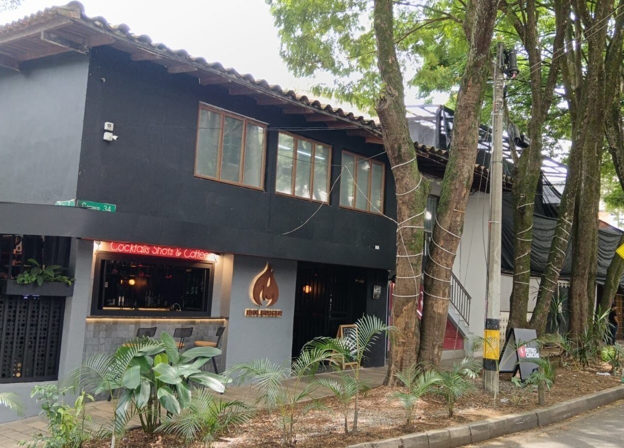 Fachada de Aqualuna Spa Provenza rodeada de árboles en Medellín, Antioquia, CO.