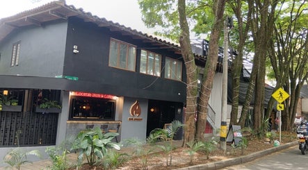 Fachada de Aqualuna Spa Provenza rodeada de árboles en Medellín, Antioquia, CO.