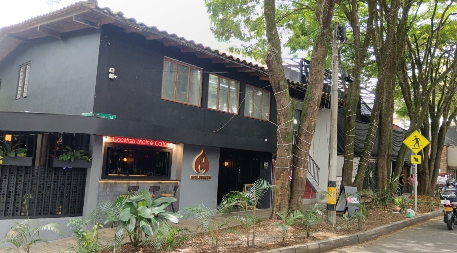 Fachada de Aqualuna Spa Provenza rodeada de árboles en Medellín, Antioquia, CO.