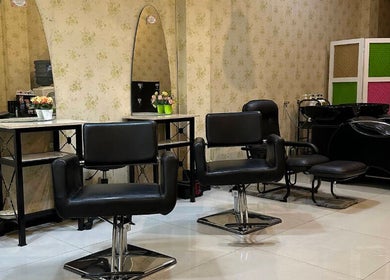 Elegant styling chairs and mirrors at Salon Muslimah YASNA, Malang, Jawa Timur, ID, enhancing beauty services.